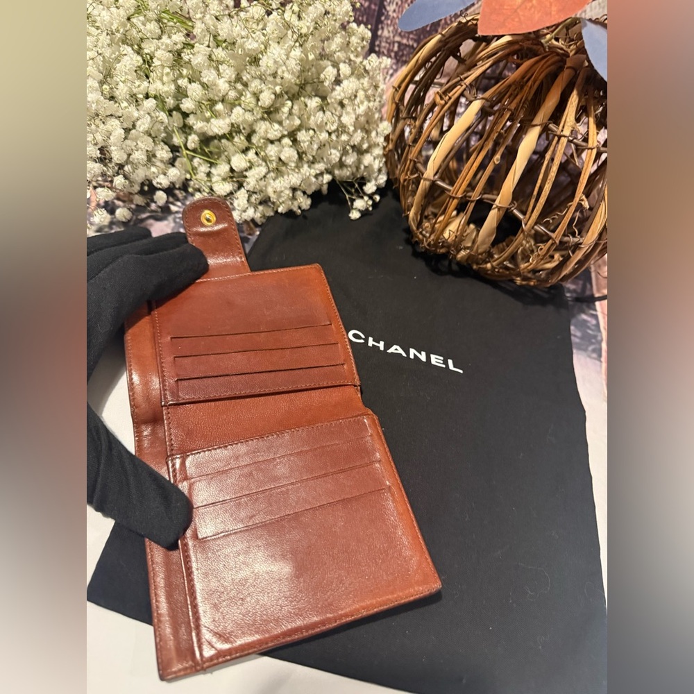 CHANEL Vintage Bi-Fold Caviar Flap Leather Wallet - Picture 14 of 16